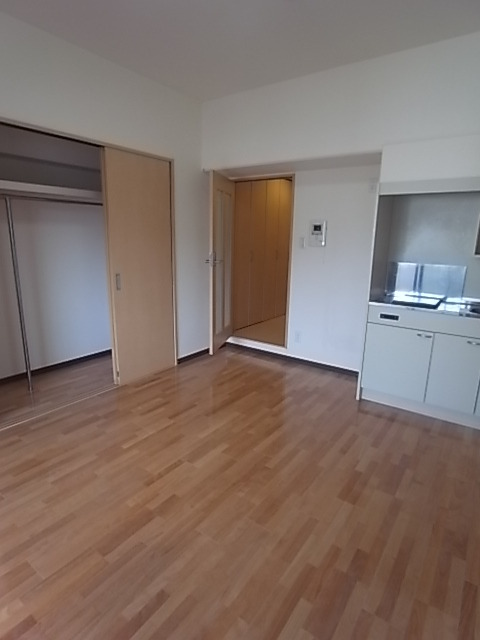 居室・リビング　フローリング　採光も良好