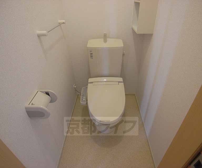 トイレ　嬉しいウォシュレット付きです。