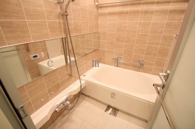 バス・シャワールーム　大型のサイズのバスタブ