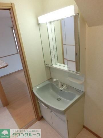 洗面設備　朝の支度に嬉しいシャワー付洗面台