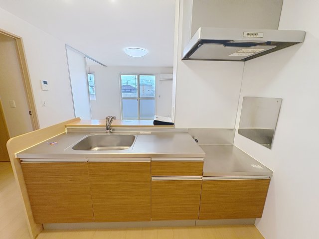 キッチン　掲載写真は同型の左右反転の部屋を掲載しております。実際のお写