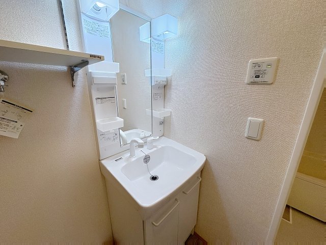 バス・シャワールーム　掲載写真は同型の左右反転の部屋を掲載しております。実際のお写