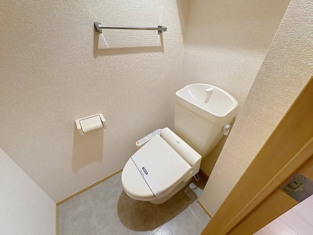 トイレ　掲載写真は同型の左右反転の部屋を掲載しております。実際のお写