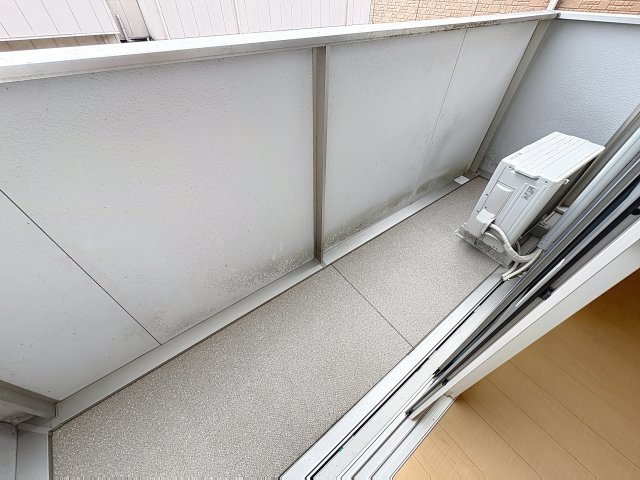 バルコニー　掲載写真は同型の左右反転の部屋を掲載しております。実際のお写