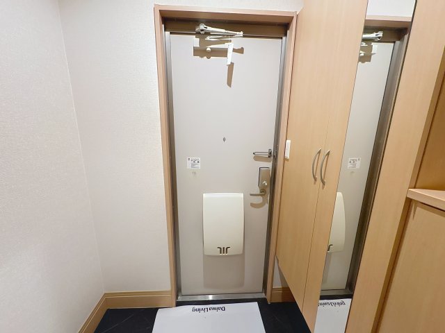 玄関　掲載写真は同型の左右反転の部屋を掲載しております。実際のお写
