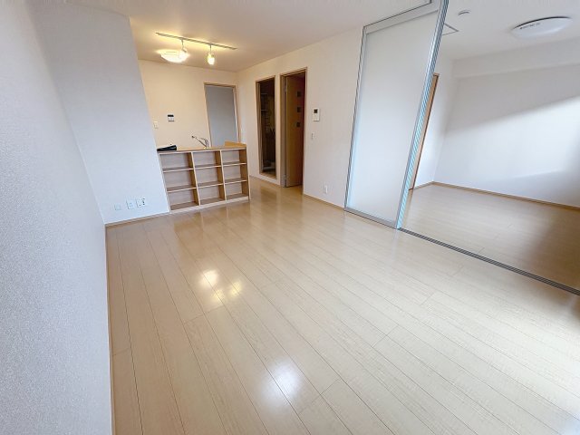 居室・リビング　掲載写真は同型の左右反転の部屋を掲載しております。実際のお写