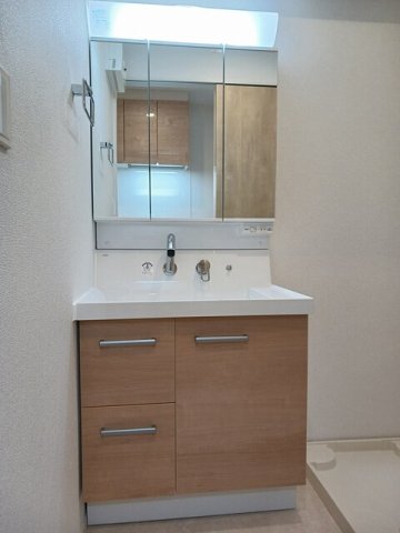 洗面設備　独立洗面台、小物を置くことができて便利です