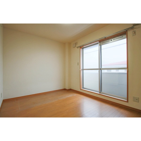 居室・リビング　同じ建物の別なお部屋