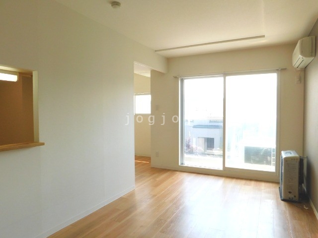 居室・リビング　陽の光を取り入れやすい大きめの窓を採用しています。