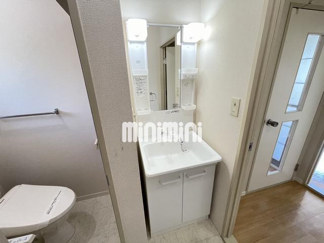 洗面設備　照明・コンセント付きの独立洗面台です。