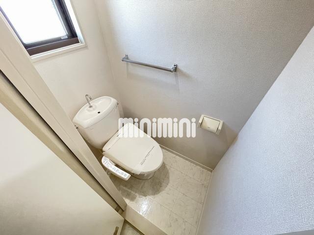 トイレ　温水洗浄機能便座付きのトイレです。