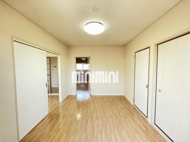 その他部屋・スペース　南側に窓があり明るいお部屋です。