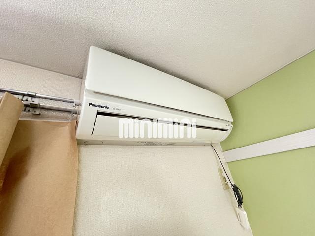 その他設備　南西側の洋室にある設備のエアコンです。