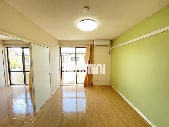 居室・リビング　南側に窓があり明るいお部屋です。