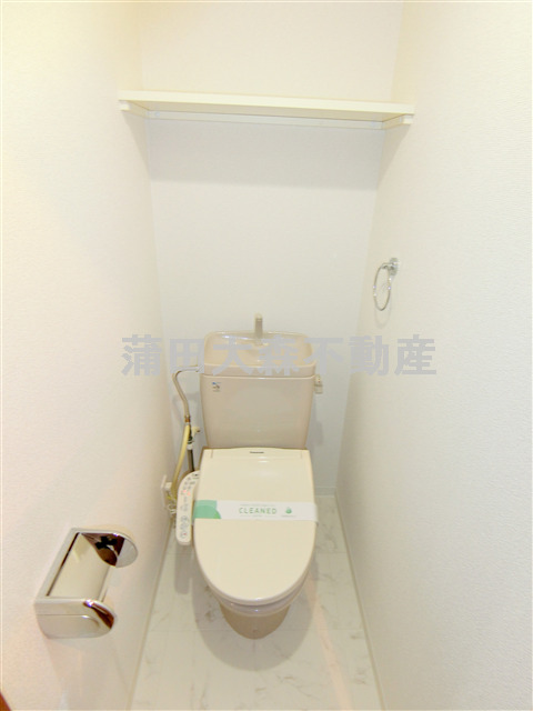 トイレ　棚付きのトイレ