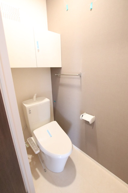 トイレ　温水洗浄便座付きのトイレです♪