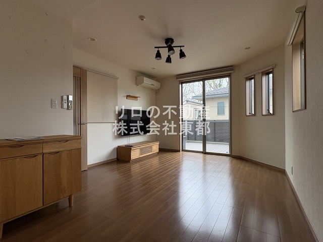 居室・リビング　広いリビングでゆったりくつろげる憩いの空間♪