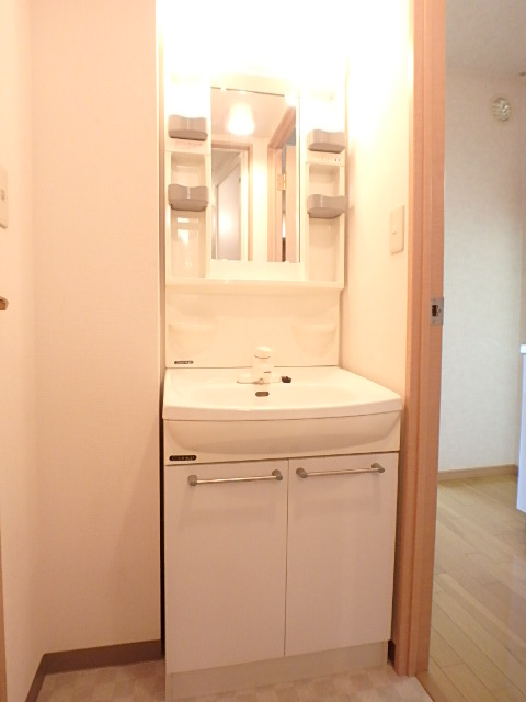 洗面設備　身支度に便利な独立洗面台です♪