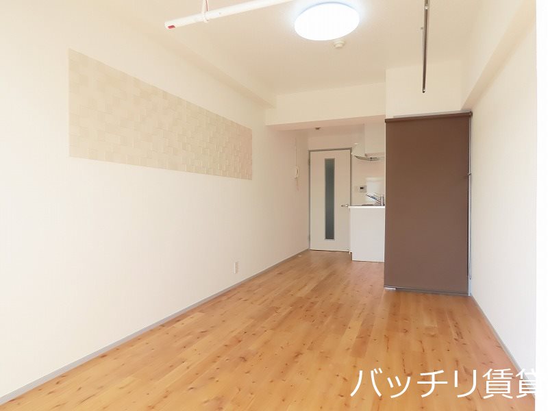 居室・リビング　画像は別号室の為、現状優先になります。