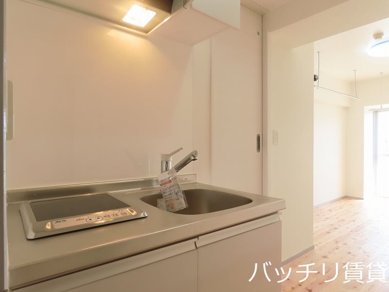 キッチン　画像は別号室の為、現状優先になります。