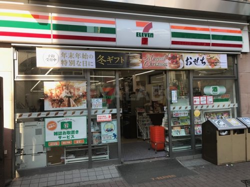 コンビニ　セブン-イレブン新宿大久保駅前店（コンビニ）まで581m