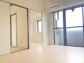 居室・リビング　フローリングのきれいなお部屋です。