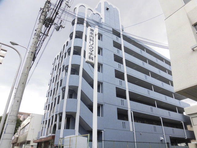 建物外観　シンプルなデザインで個性的な色をした外観です