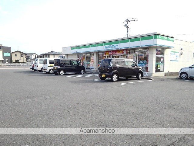 コンビニ　ファミリーマート（コンビニ）まで470m