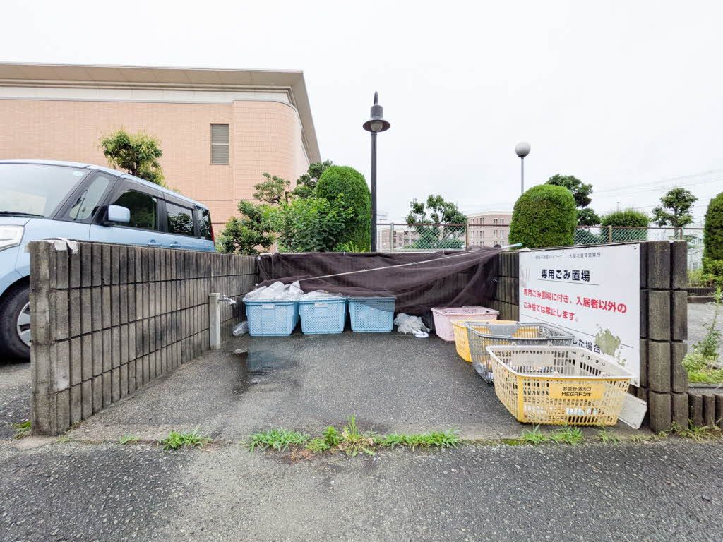 建物外観　大きなゴミ捨て場