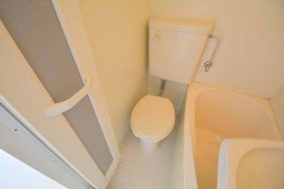 トイレ　白くてピカピカのトイレですね。お掃除もしやすいです。