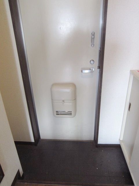 玄関　★下駄箱完備★