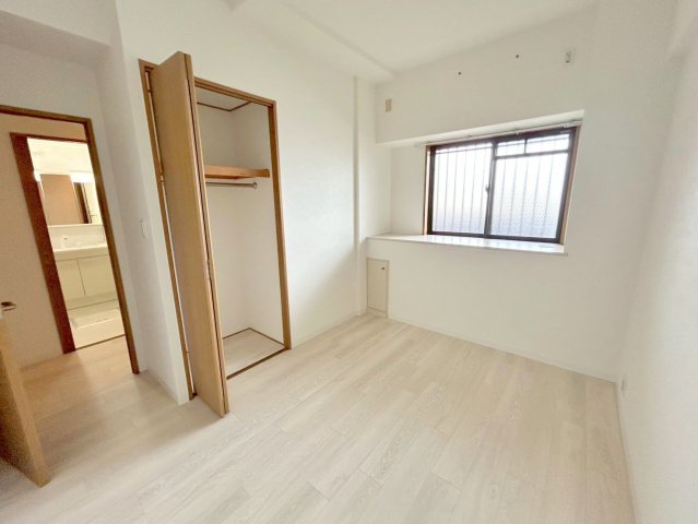 居室・リビング　朝には心地よい光が差し込む、このお部屋でお休みください。