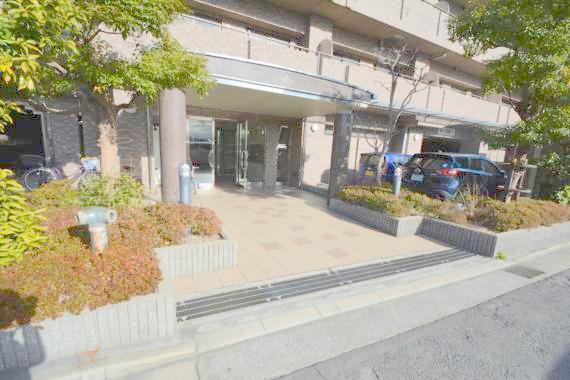 エントランス　オシャレなエントランスは安心のオートロック付きです。