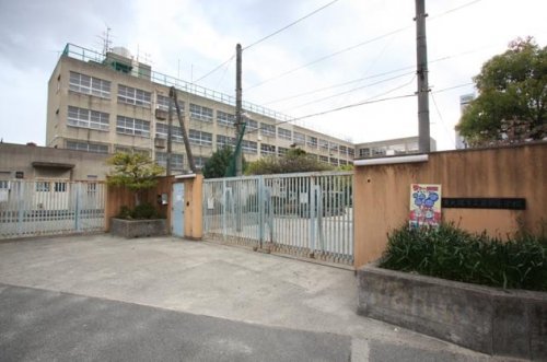 小学校　東大阪市立藤戸小学校（小学校）まで686m