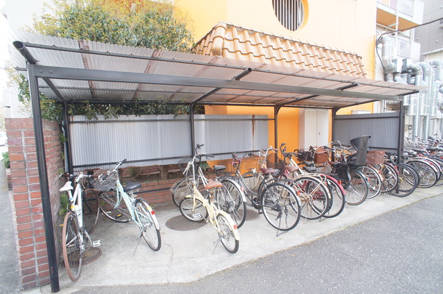 その他共有部分　雨の日でも安心して止められる屋根付の駐輪場です☆