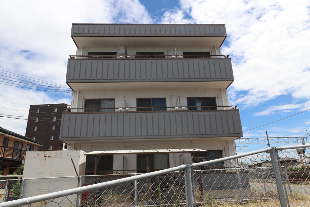 建物外観　西阿知駅近く3階建てアパートです！