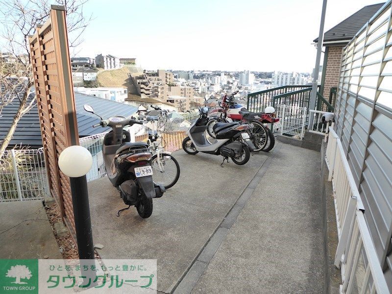 エントランス　駐輪スペースはバイクも置けます！
