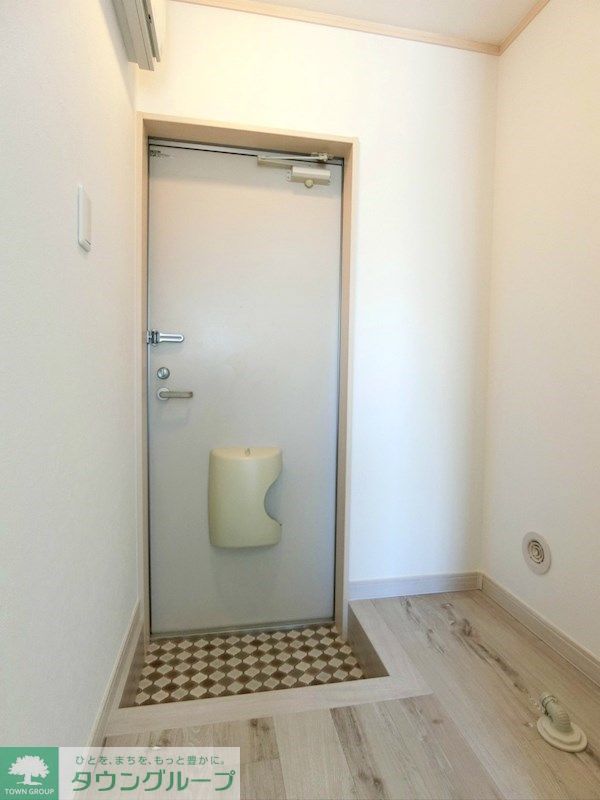 玄関　玄関もオシャレな床材に張り替えました！