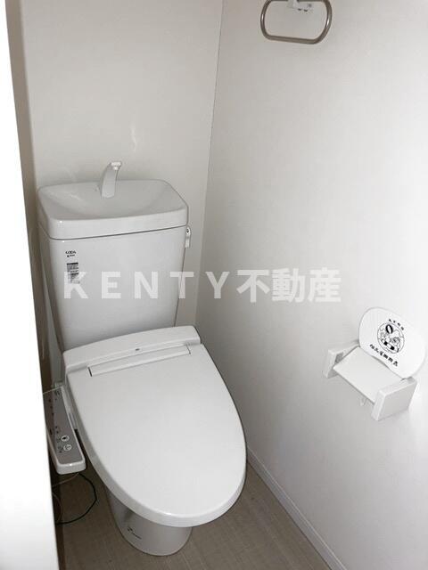 トイレ　落ち着いた色調のトイレです