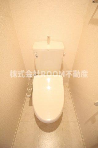 トイレ　落ち着いた色調のトイレです