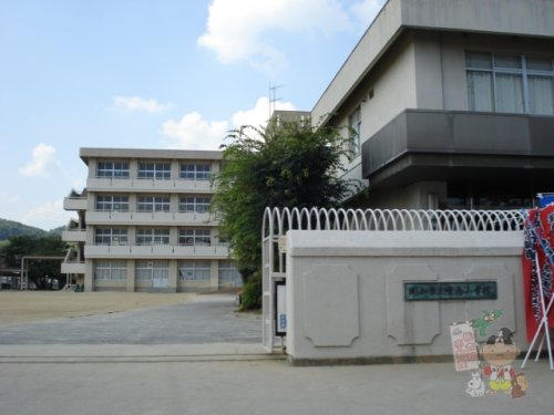 小学校　岡山市立陵南小学校（小学校）まで718m