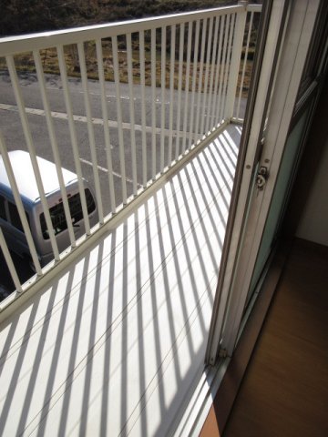 バルコニー　暖かな日差しのふりそそぐバルコニー