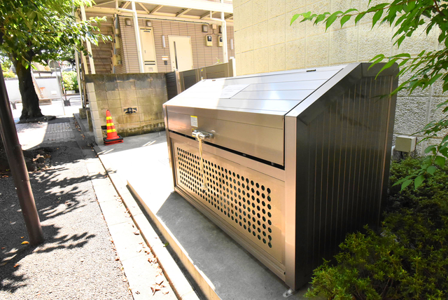 その他共有部分　ゴミ捨て場は敷地内。蓋つきで清潔！
