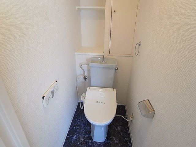 トイレ　温水洗浄便座付きのトイレ