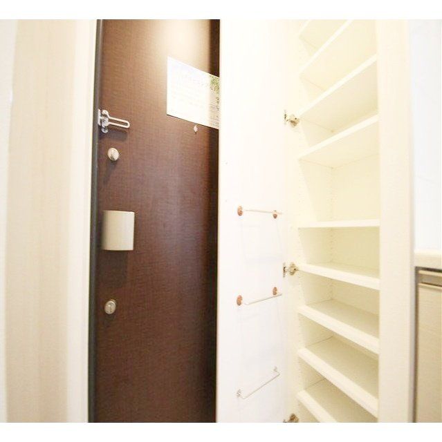 玄関　同タイプの別のお部屋です