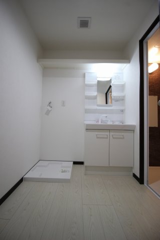 洗面設備　スペースが確保できる洗面所です