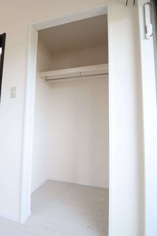 収納　ロールスクリンのため扉での場所とらず収可能。