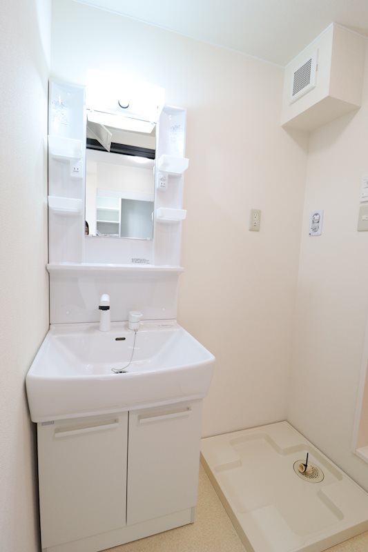 洗面設備　独立洗面化粧台と洗濯用防水パンがございます。