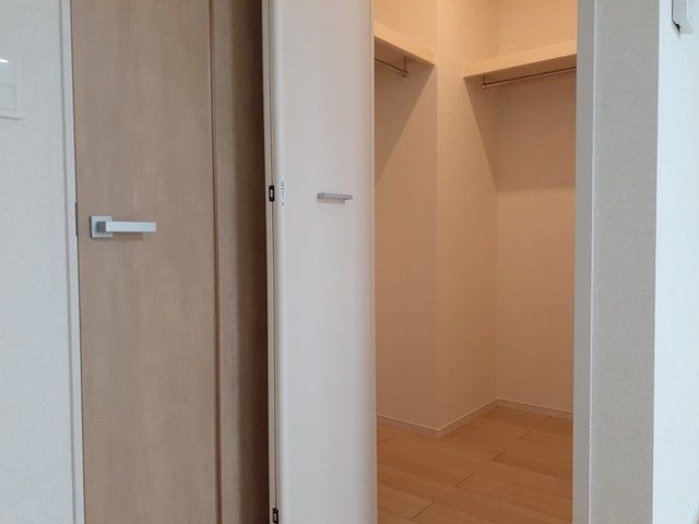 収納　たっぷり収納できるウォークインクローゼット付き