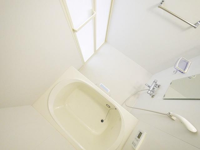 バス・シャワールーム　コンパクトで使いやすいお風呂です